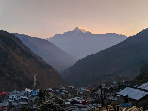 Gatlang, village tamang aux toits noirs, au soir face au Langtang
