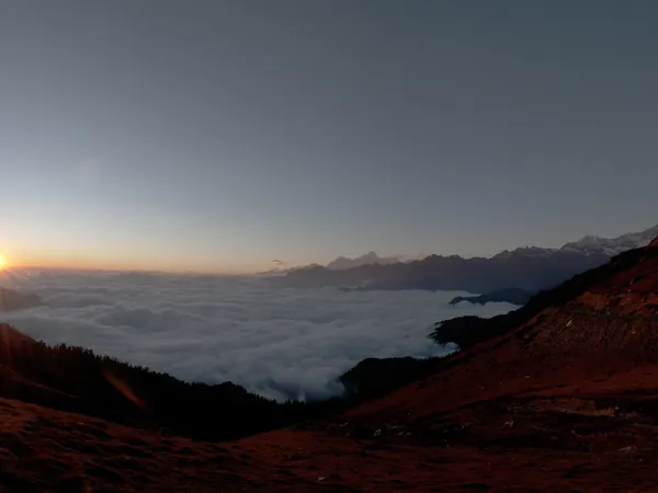 Lever du soleil au col de Pangsang La (3 840 m), au-dessus d'une mer de nuages