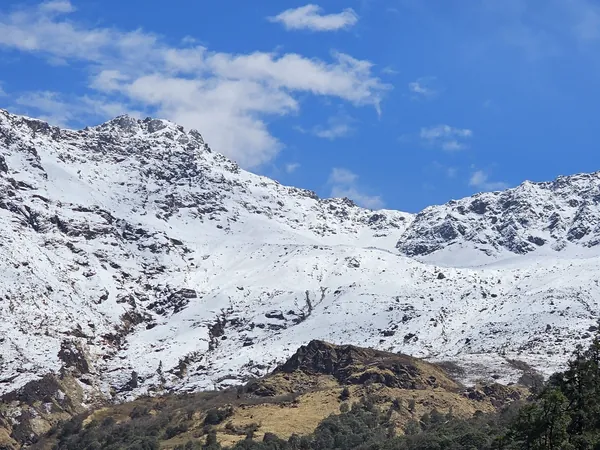 Snowy ridges on the way up to Khopra